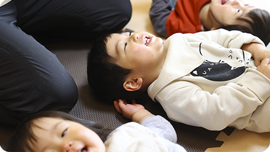 水遊びをするこどもたち