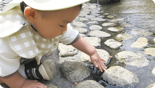 水遊びをする赤ちゃん