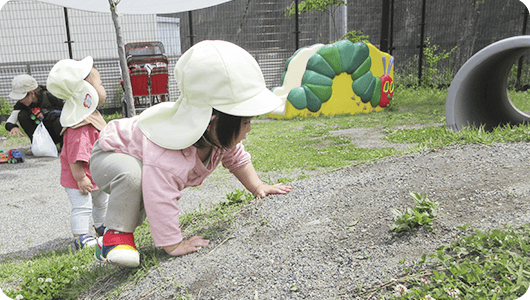 地面で遊ぶこどもたち